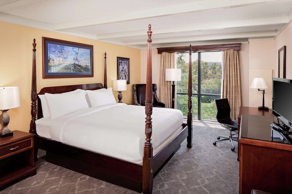 Suite, 1 King Bed, Balcony photo 2