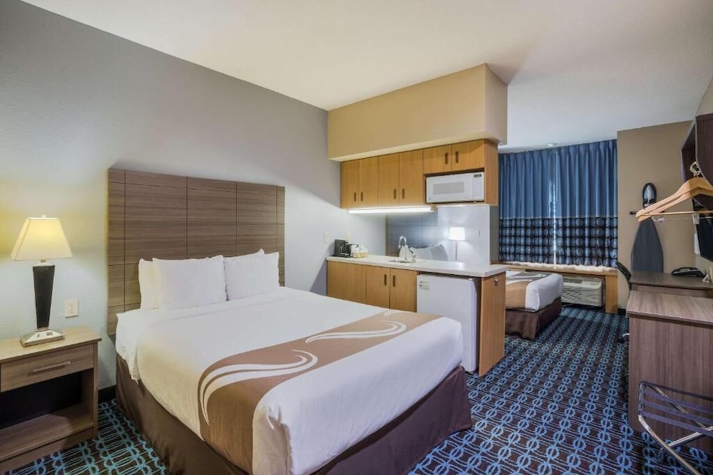Suite, 2 Queen Beds - Photo 2