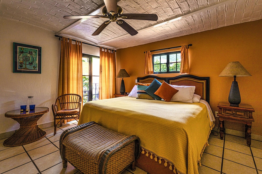 6 El Jardin: 1 King Bed, Shared Balcony