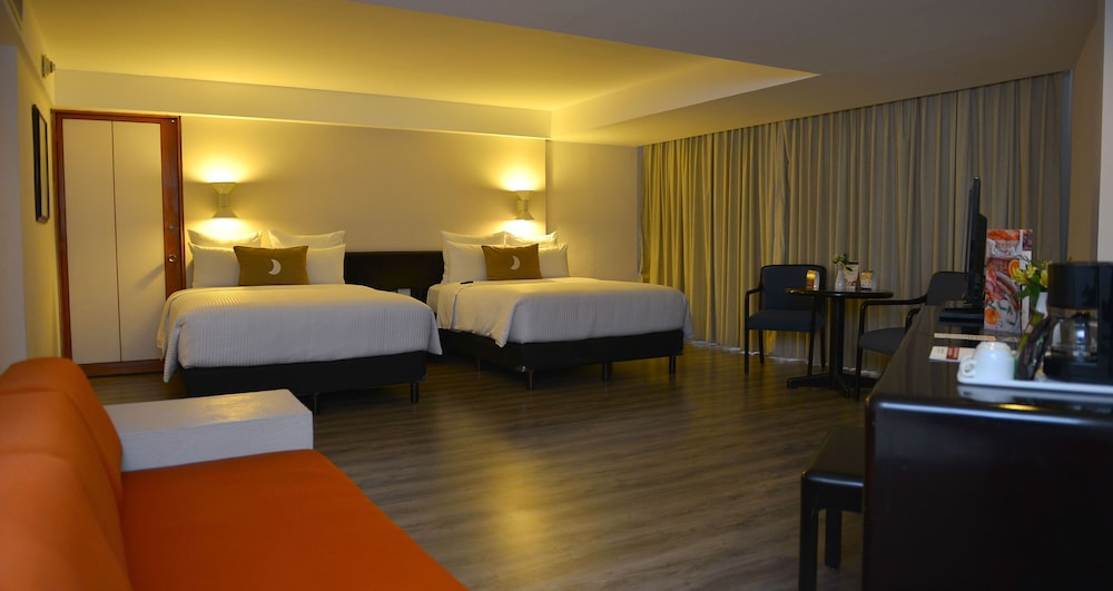 Junior Suite, 2 Queen Beds, Non Smoking - Photo 4