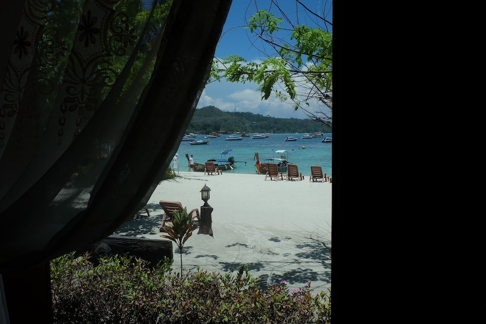 Beachfront Bungalow - Photo 3