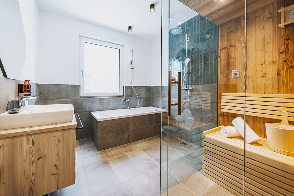 2-Bedroom Suite with Sauna - Photo 5