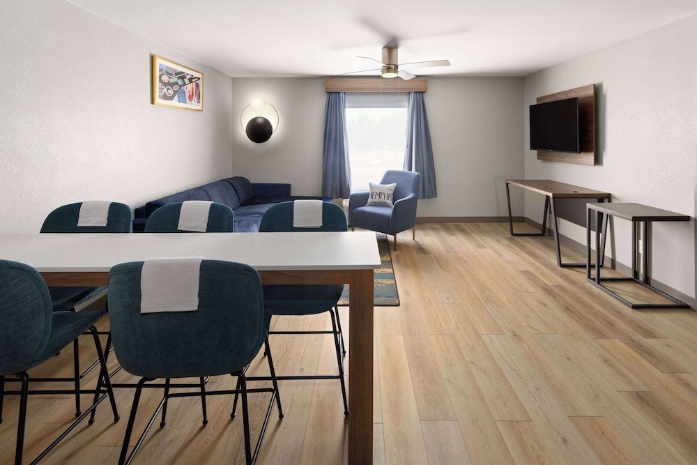 Deluxe Room, 1 King Bed with Sofa bed, Non Smoking, Kitchen (Living Room, Shower) - Photo 4