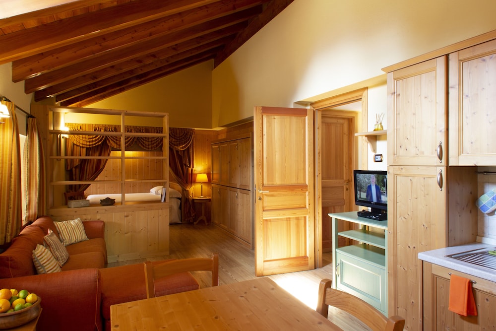 Honeymoon Studio, Multiple Beds, Bathtub, Mountain View (French bed and 2 single beds) photo 1
