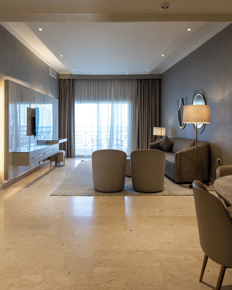 Two Bedroom Suite with Kitchen - Photo 10
