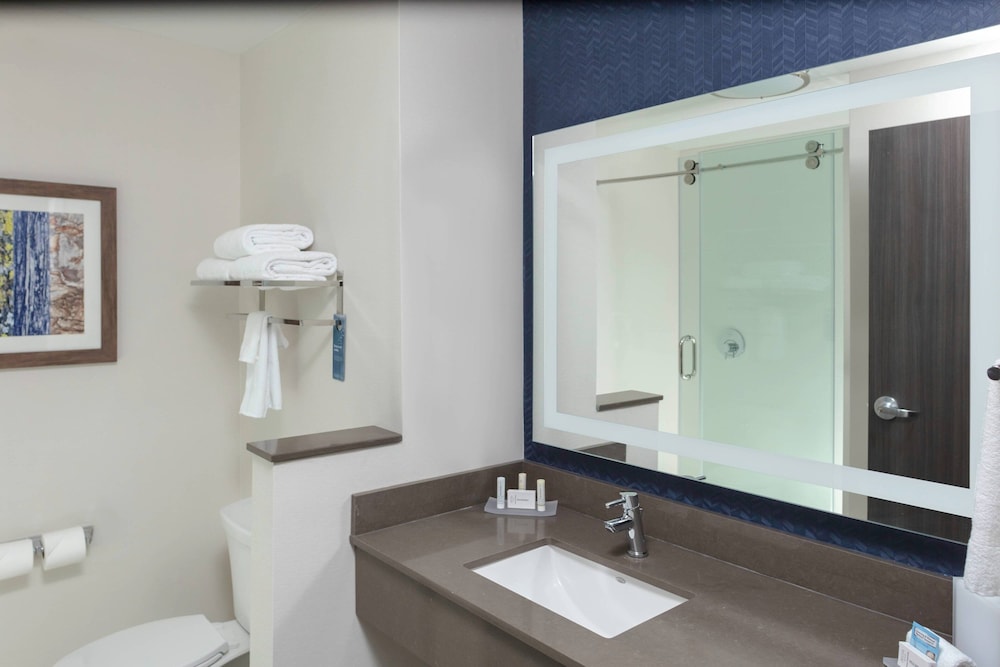 Room, 2 Queen Beds (Mobility/Hearing Access, Roll-in Shwr) - Photo 4
