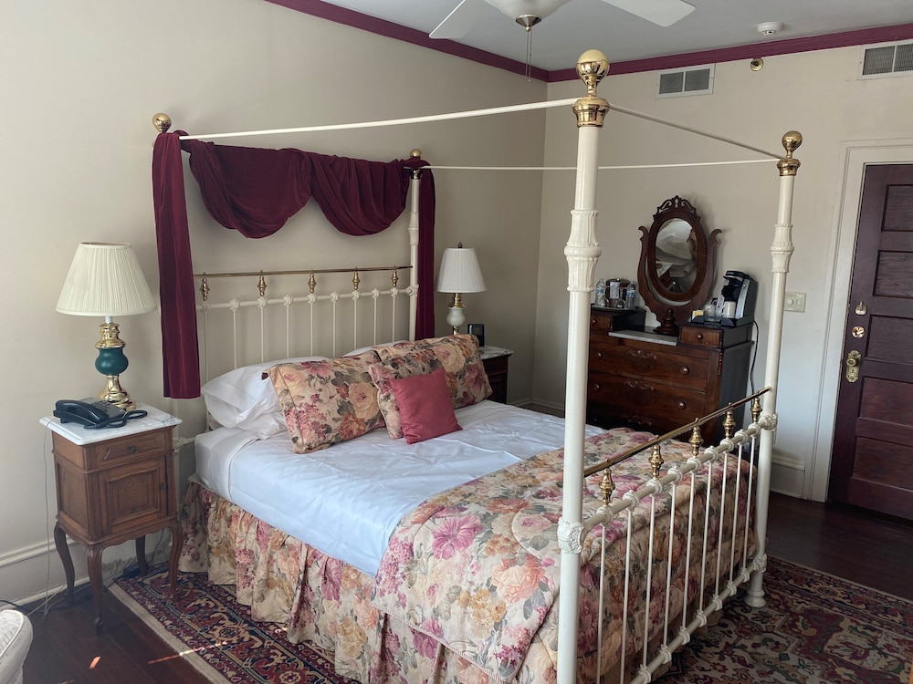 Room, 1 Queen Bed, Non Smoking, Jetted Tub (Poppy) photo 2