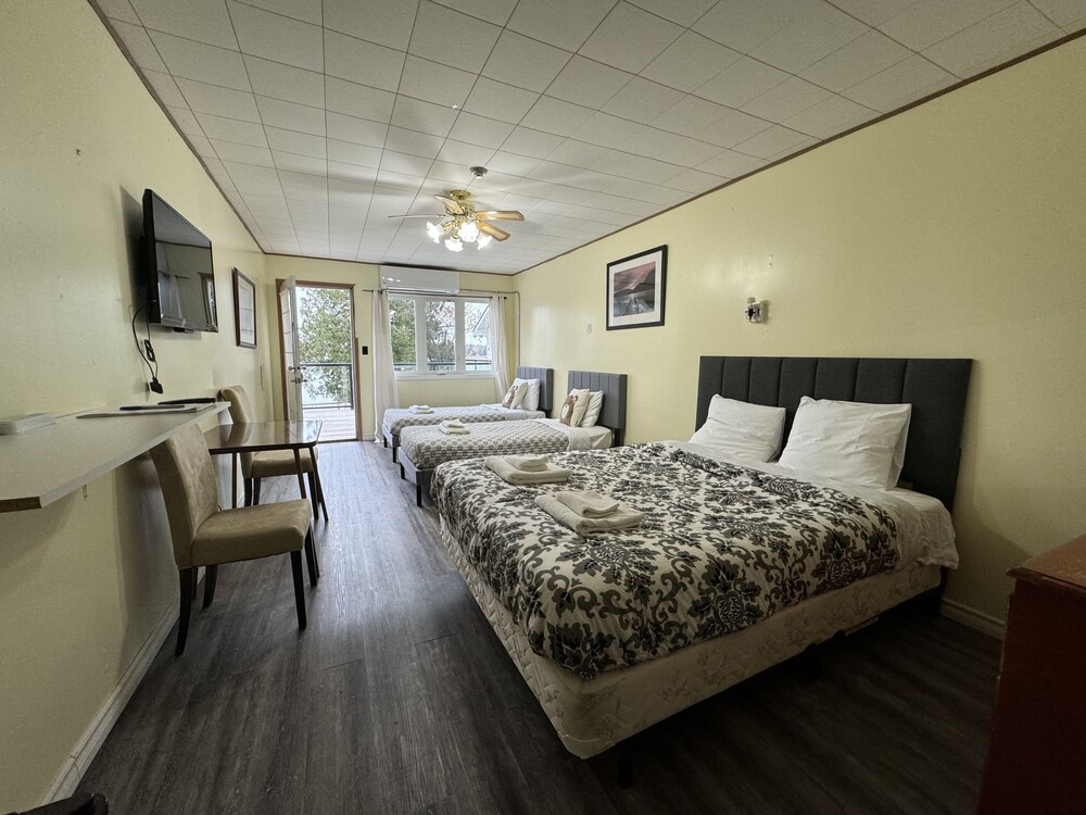 Lakefront Nature Lodge Room Pet Friendly #9 photo 2