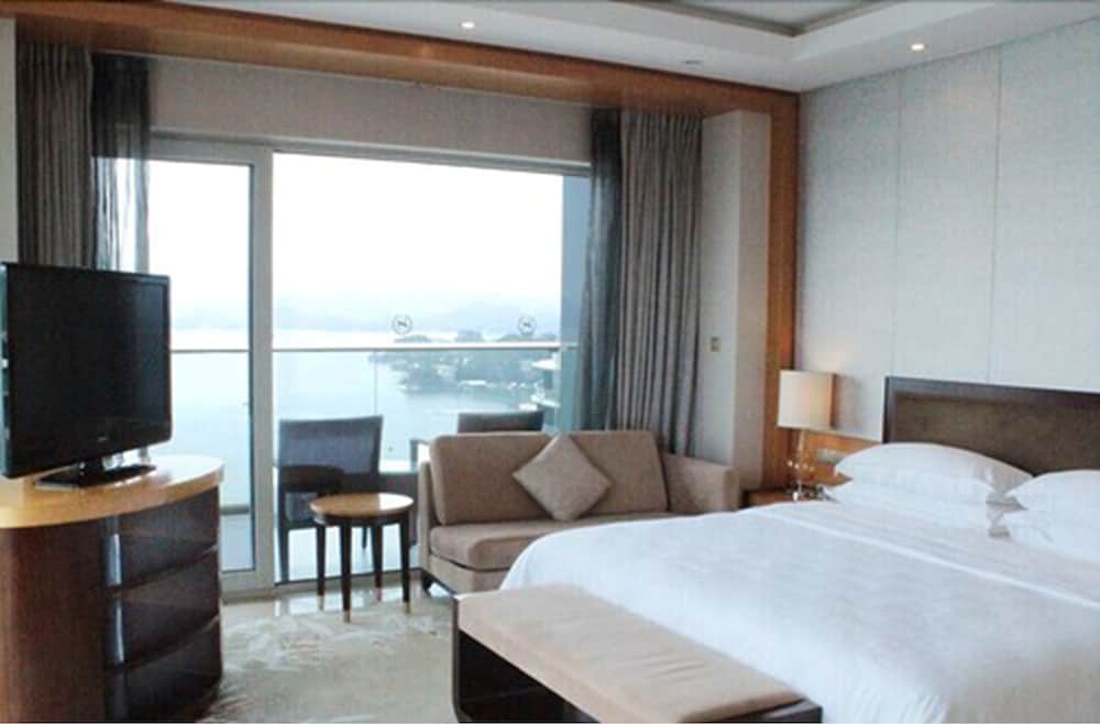 Club Suite, 1 King Bed photo 2