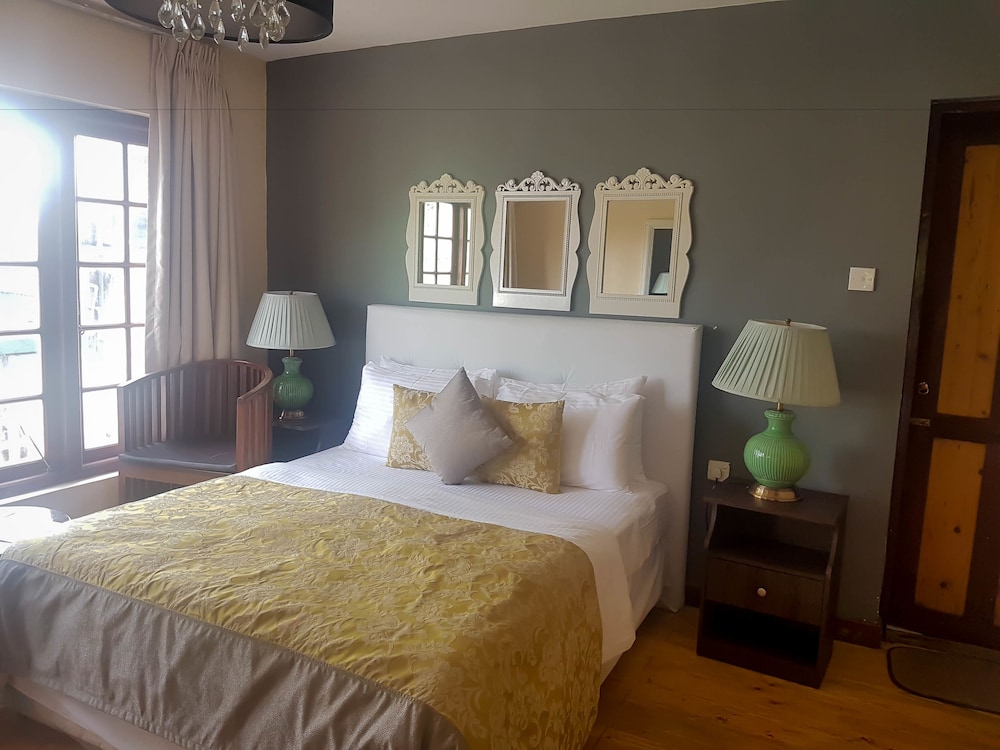 Standard Room, 1 Queen Bed photo 3