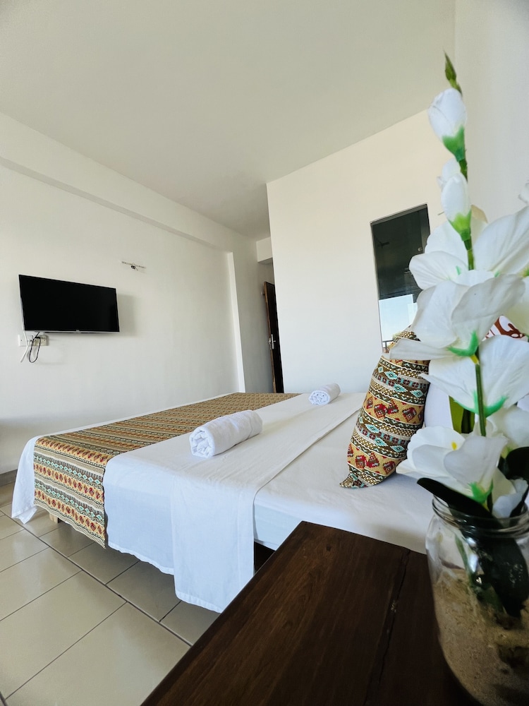 Room, 1 Queen Bed, Beach View photo 2