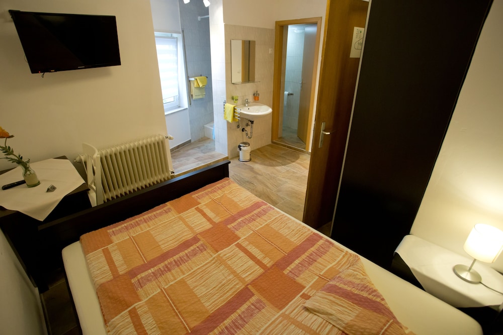 Standard Double Room Single Use, 1 Double Bed, Non Smoking, Refrigerator photo 3