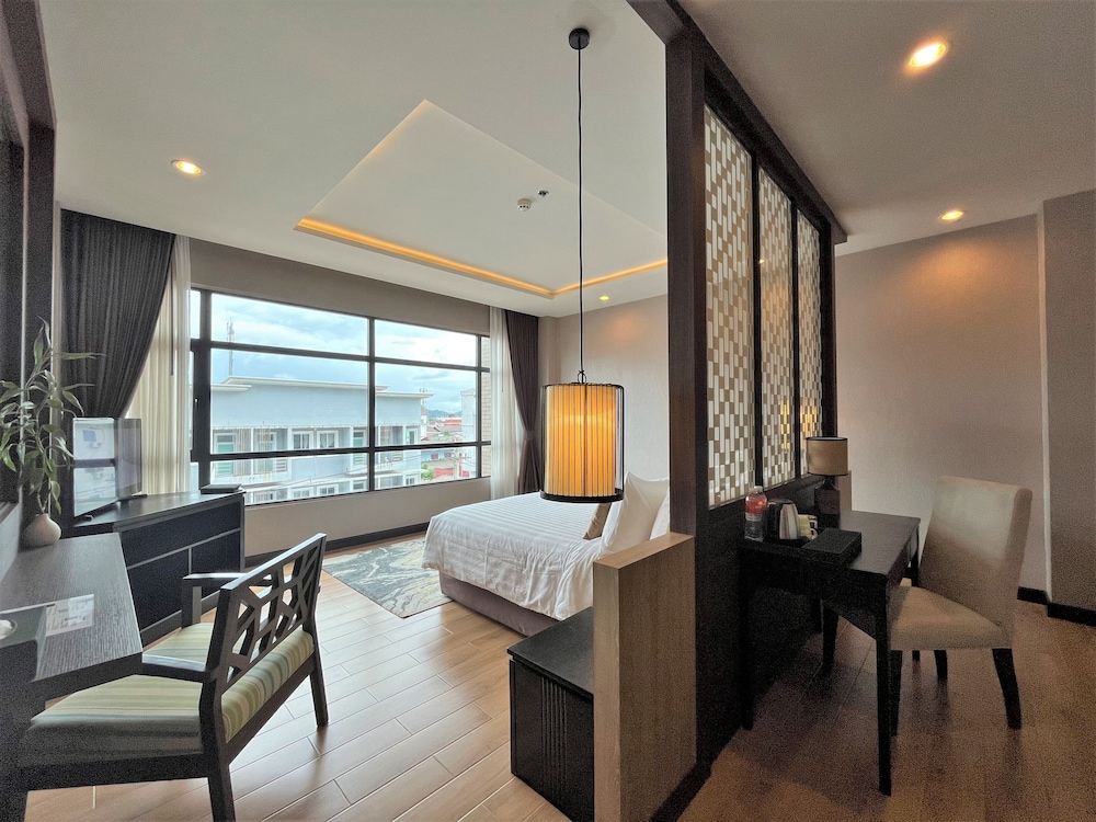 Deluxe Room, 1 King Bed, City View photo 3