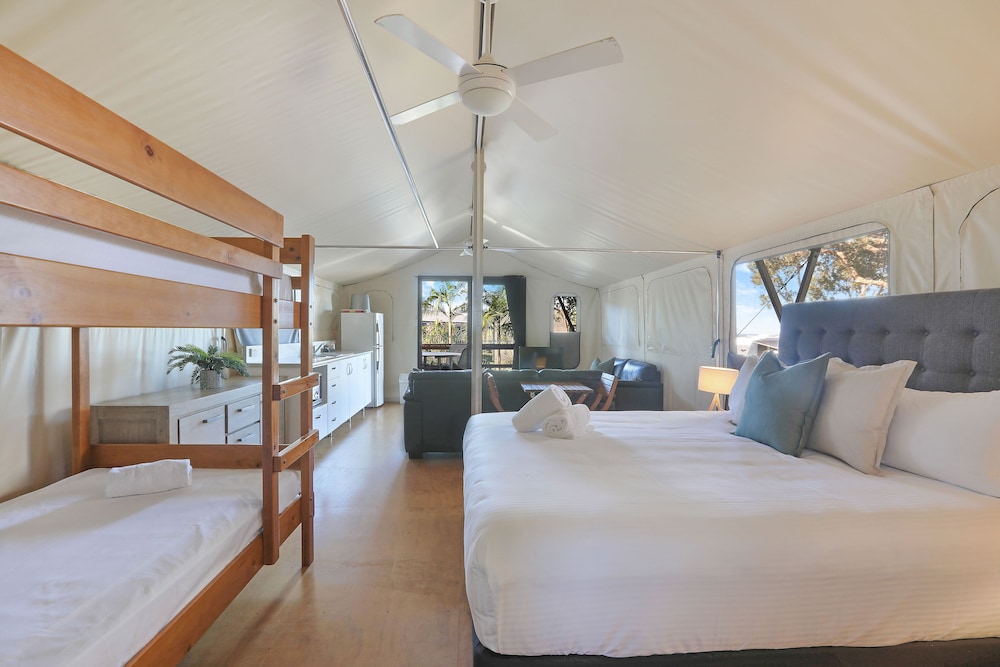 Deluxe Beach Tent - Sleeps 4 photo 2