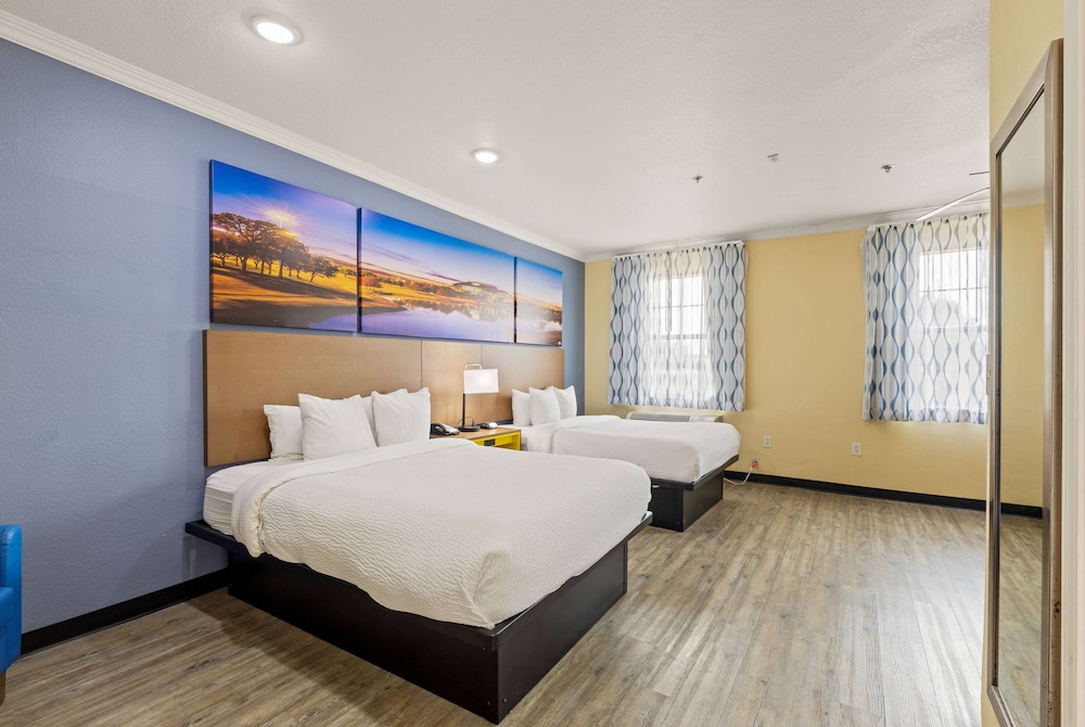 Room, 2 Queen Beds, Accessible, Non Smoking (Mobility, Roll-In Shower) - Photo 4