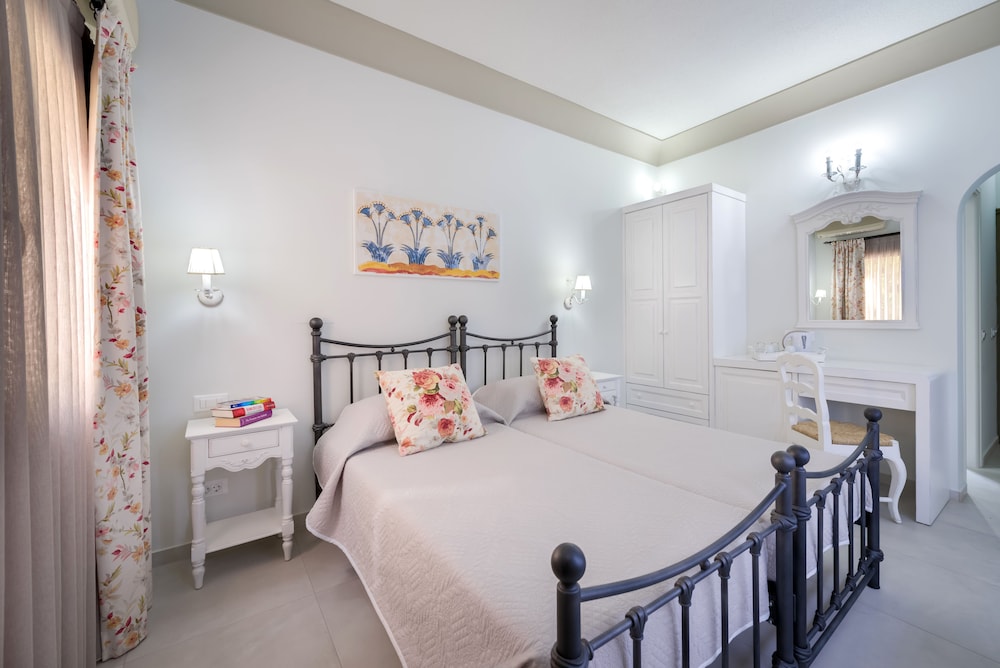Superior Double Room, 1 Double or 2 Twin Beds, Sea View - Photo 5