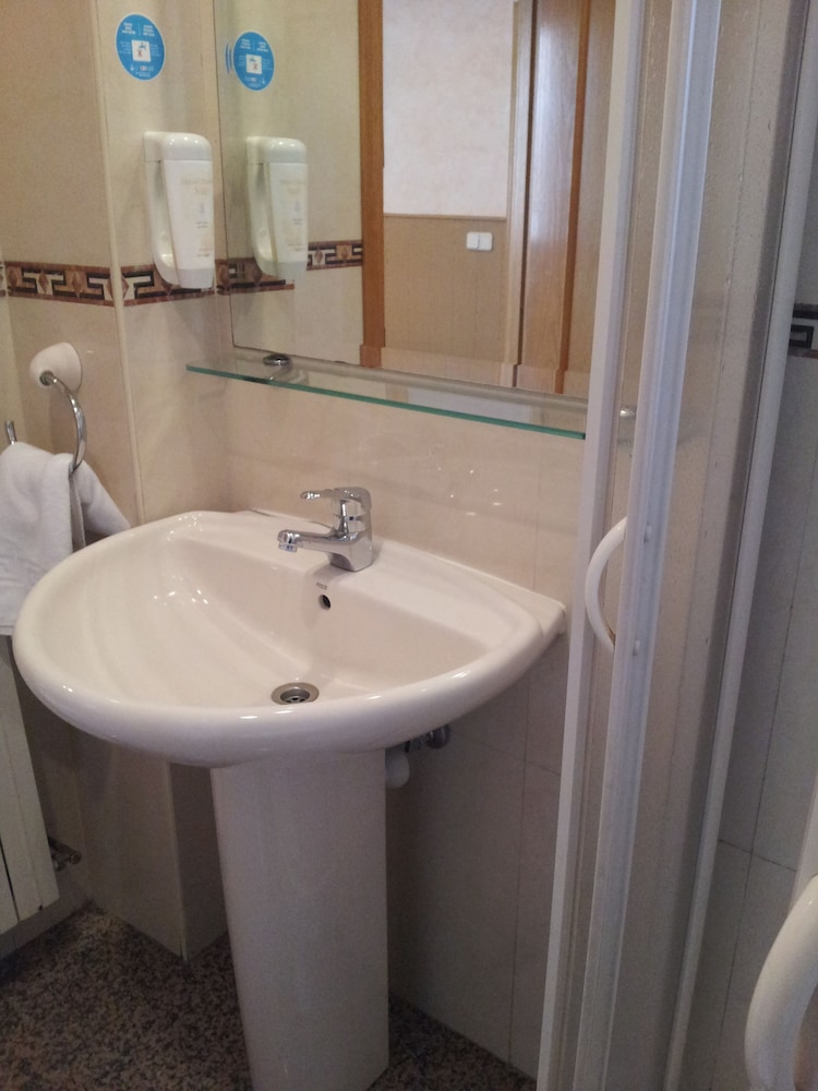 Double Room - Photo 15