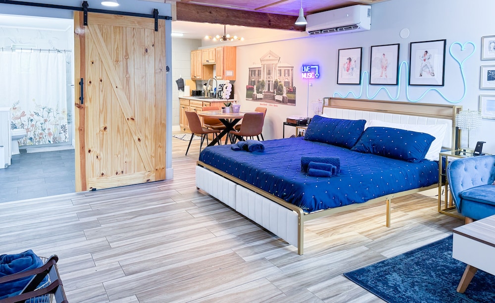 Signature Studio Suite, 1 King Bed with Sofa bed, Non Smoking, Courtyard View
