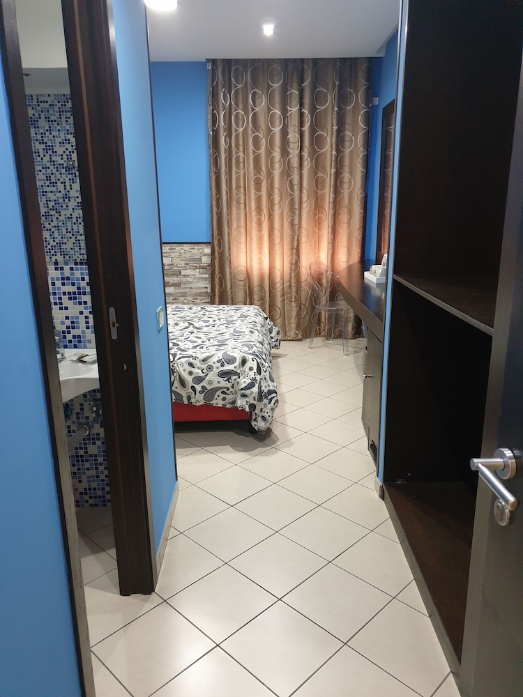 Basic Double Room, 1 King Bed, Ensuite - Photo 4