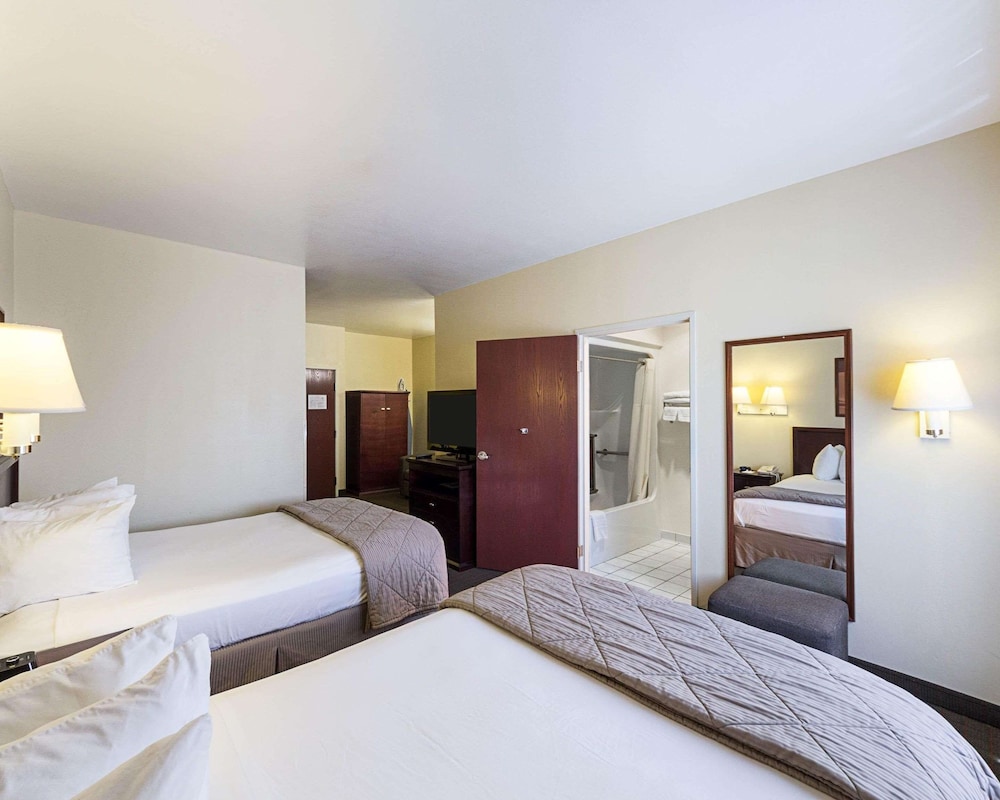Suite, Multiple Beds, Non Smoking - Photo 1