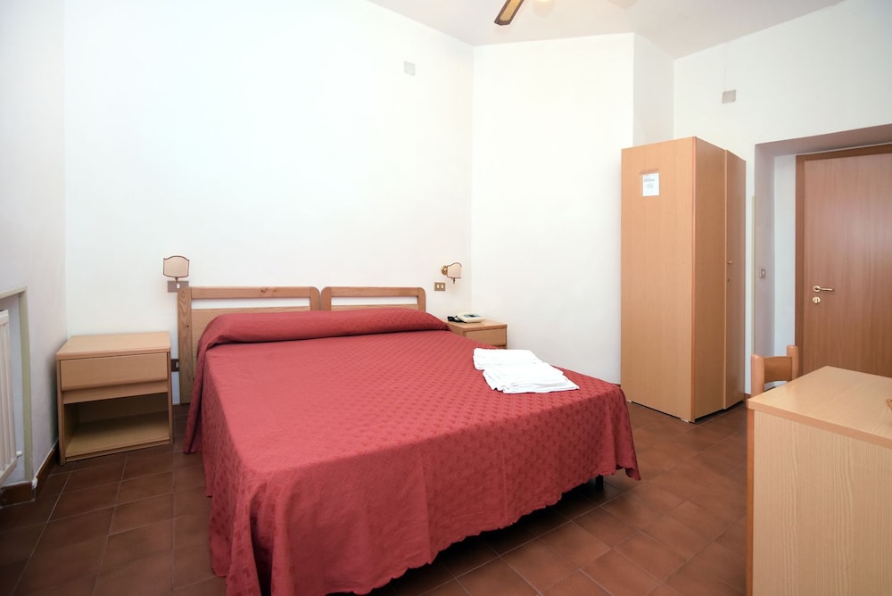 Economy Double Room, 1 Bedroom, Ensuite photo 2