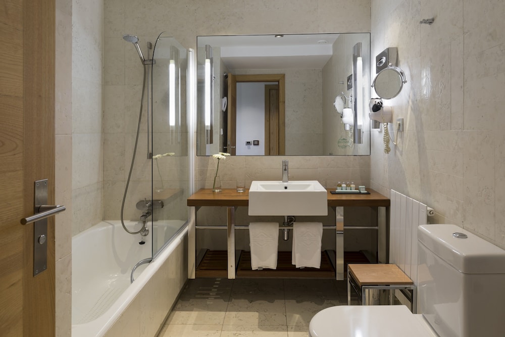 Standard Twin Room (3 adults) - Photo 9