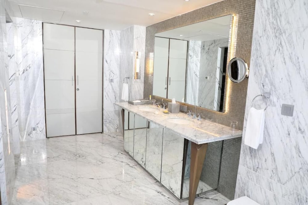 Suite, 1 King Bed (Regency)