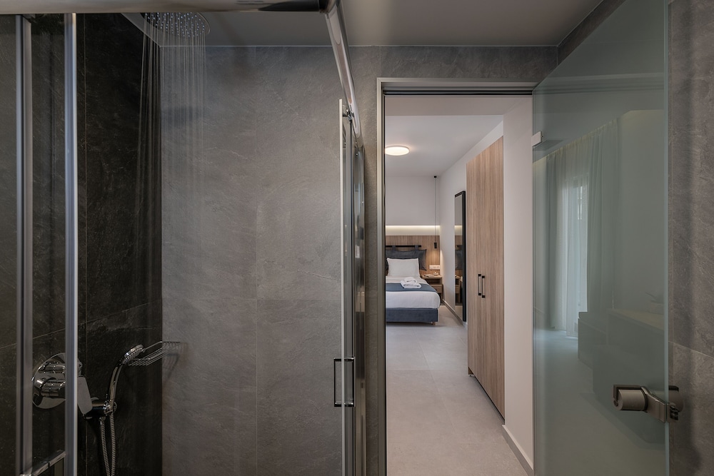 Deluxe Double Room thumbnail 6