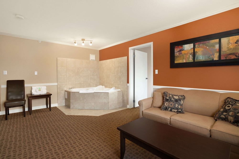 Suite, 1 King Bed - Photo 1