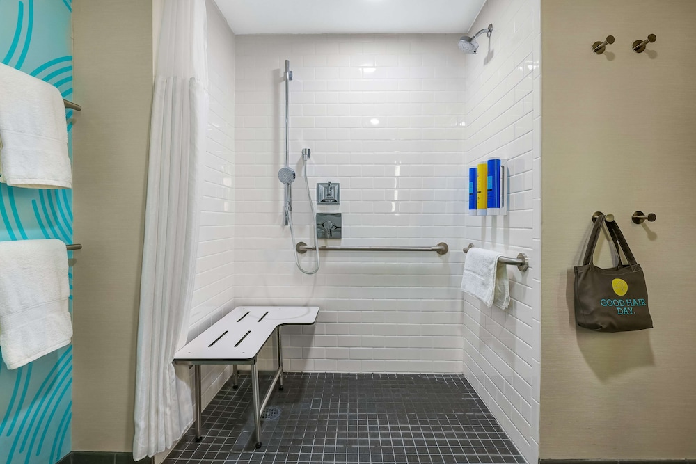 Room, 1 King Bed, Accessible (Mobility & Hearing, Roll-In Shower) - Photo 2