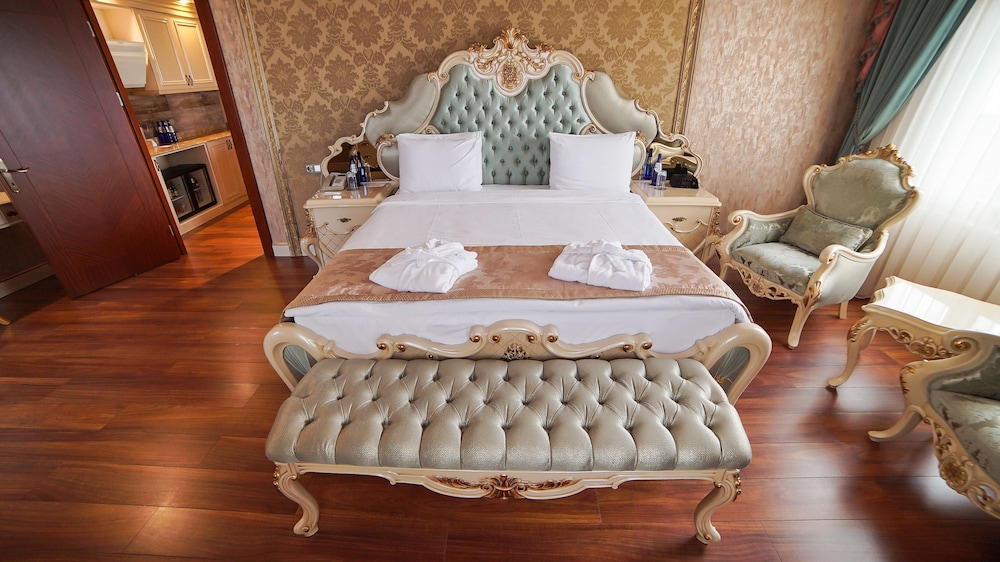 Suite, 1 King Bed, Non Smoking, Sea View photo 1