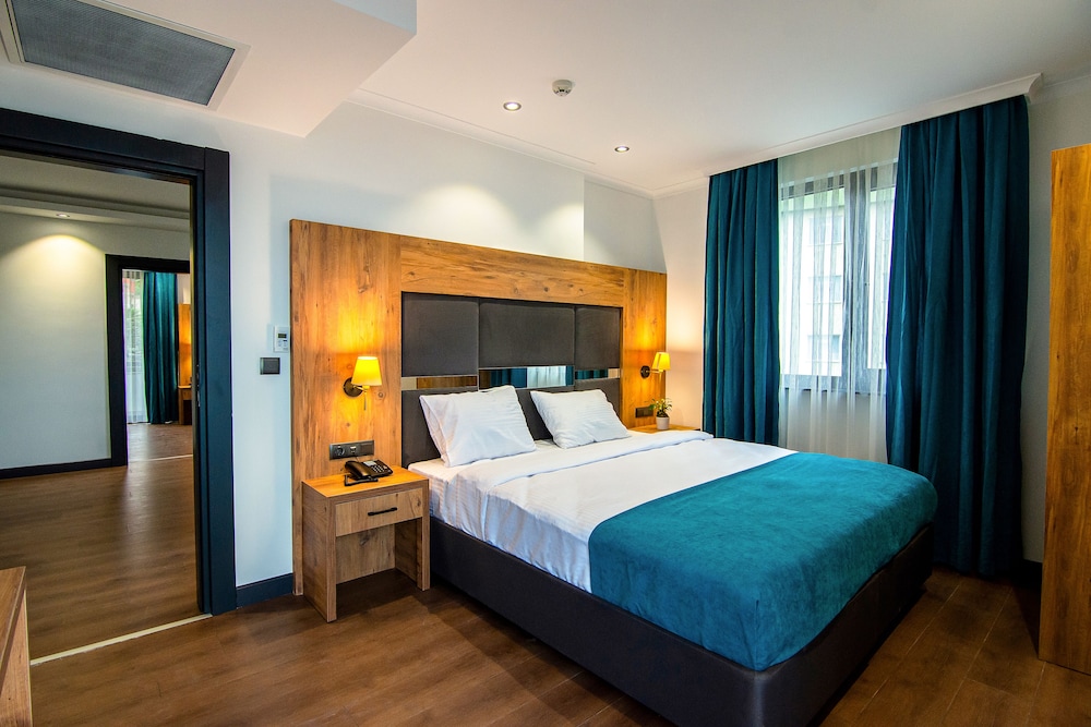 Family Suite, 2 Bedrooms, Partial Sea View