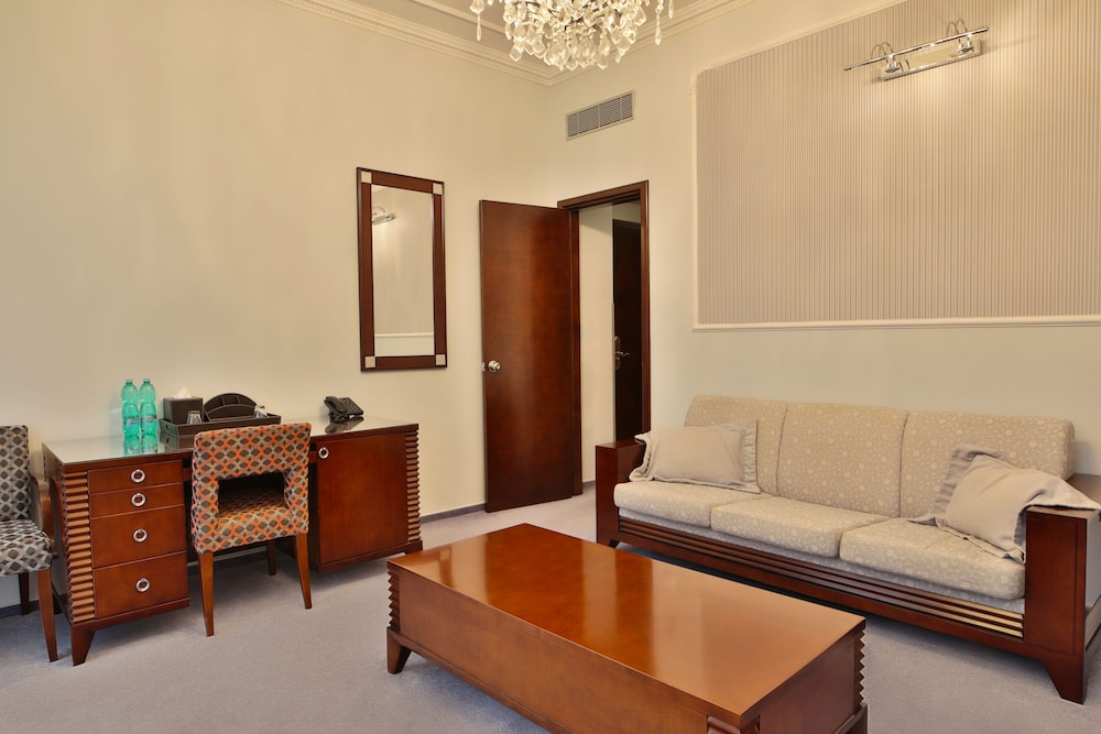 Deluxe Suite, 1 King Bed, Ensuite, City View - Photo 4