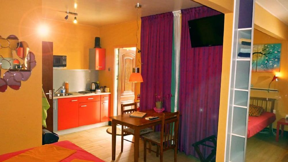Comfort Studio, 1 Queen Bed photo 3