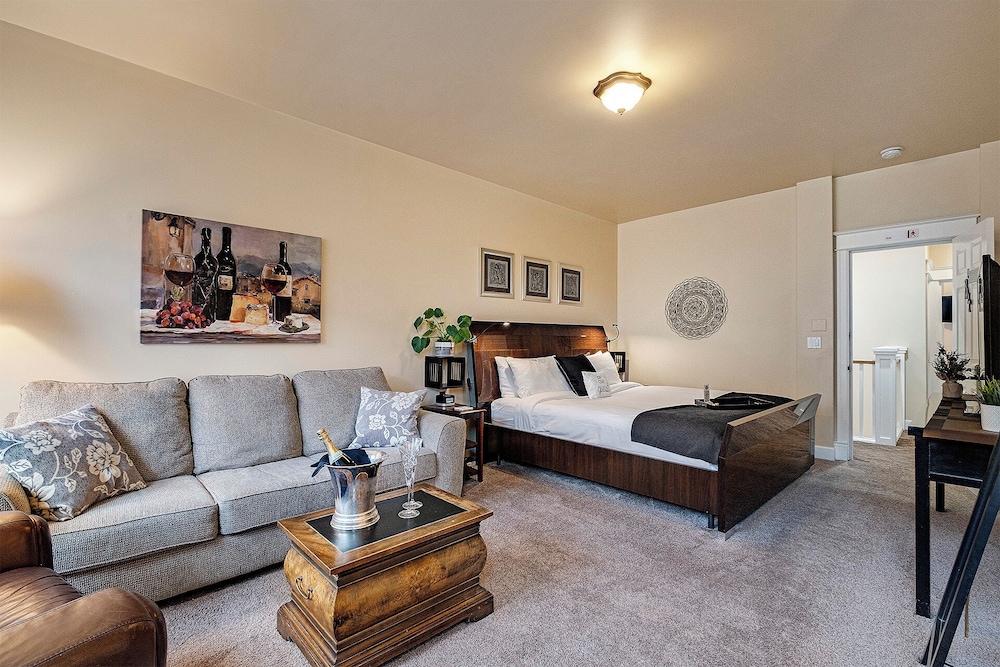 Manor Queen Suite B4 photo 2