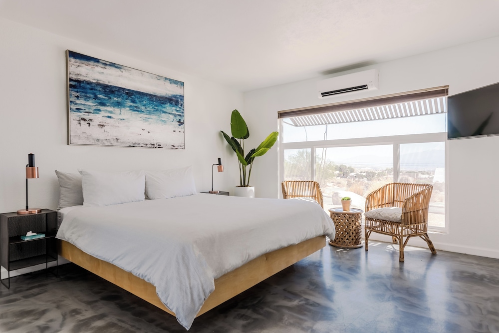 Comfort Studio, 1 King Bed, Kitchenette, Mountain View