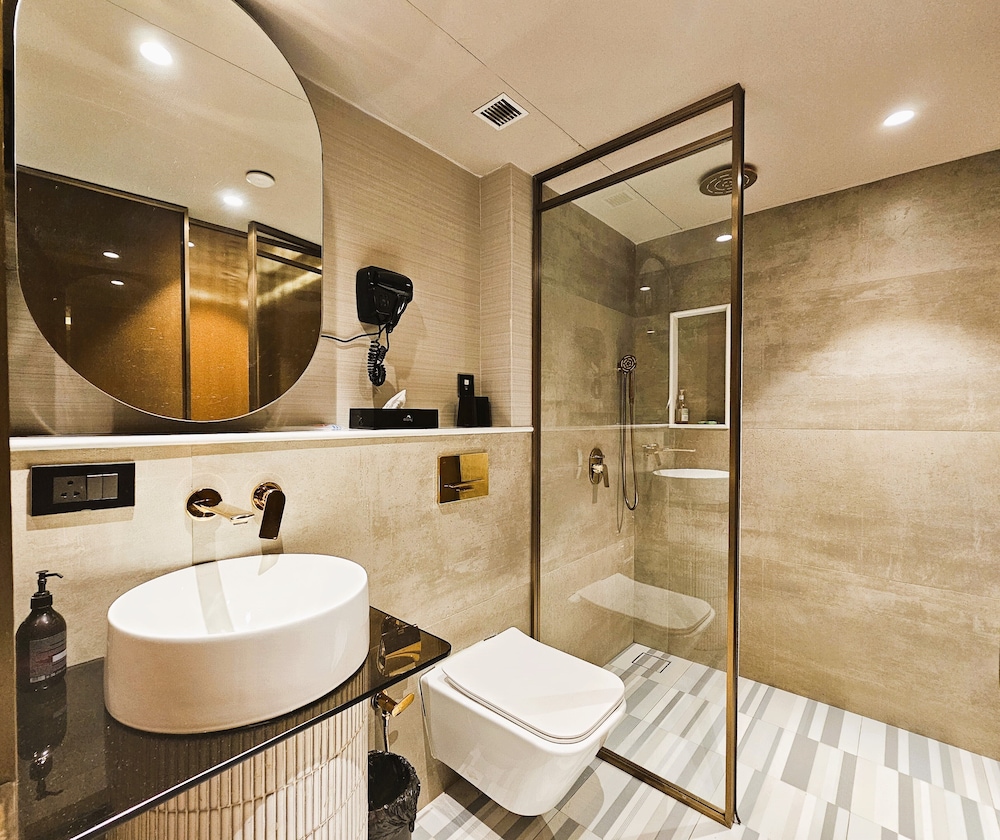 Premium King Room with Smart Tv - Photo 3