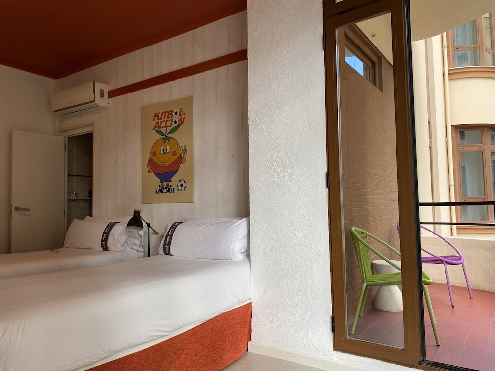 Double Room, 2 Twin Beds, Balcony, City View thumbnail 5