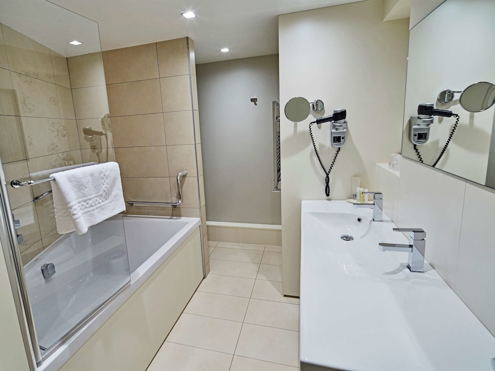 Standard Room, 1 Queen Bed, Bathtub - Photo 5