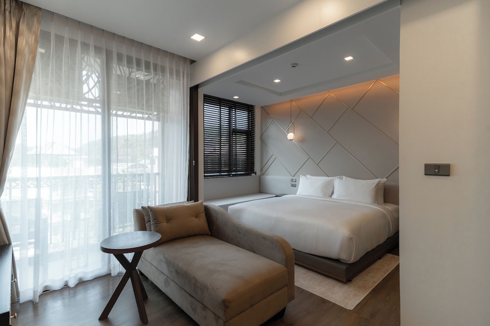 Deluxe Room, 1 King Bed, Bathtub - Photo 1