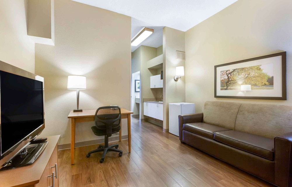 Deluxe Studio, 1 King Bed with Sofa bed, Non Smoking photo 3