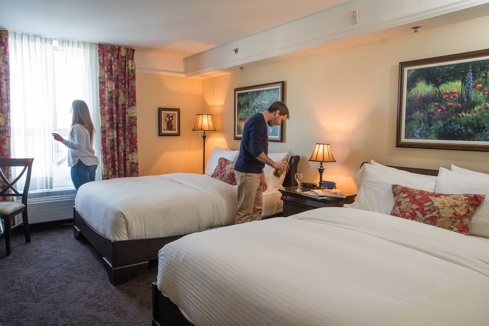 Classic, 2 Queen Beds - Photo 2