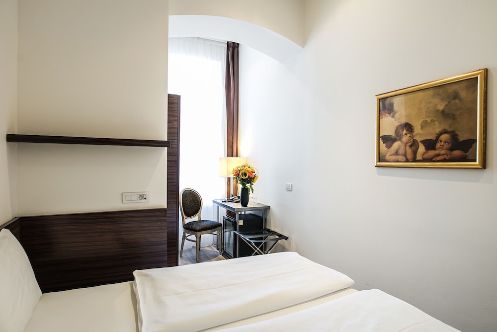 Single Room thumbnail 5