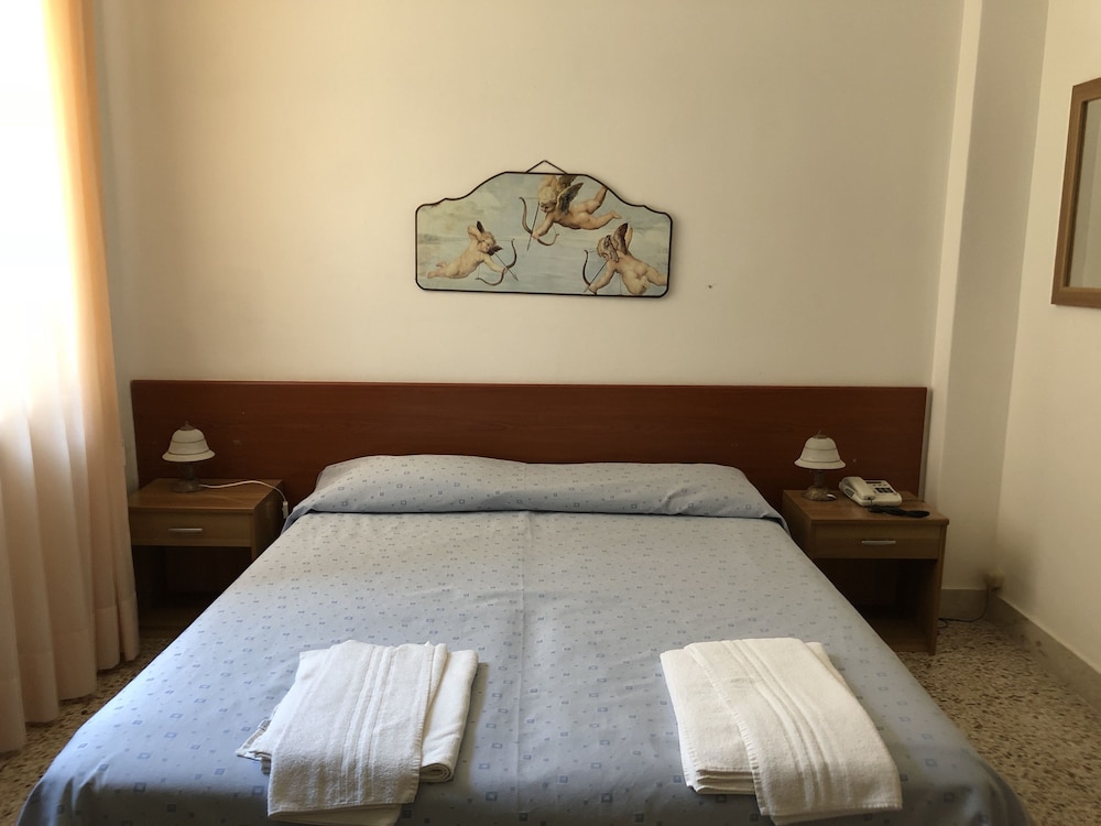 Standard Room, Multiple Beds - Photo 1