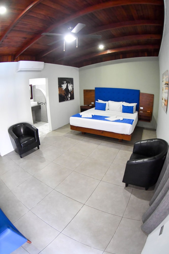 Deluxe Room, Private Bathroom, Poolside