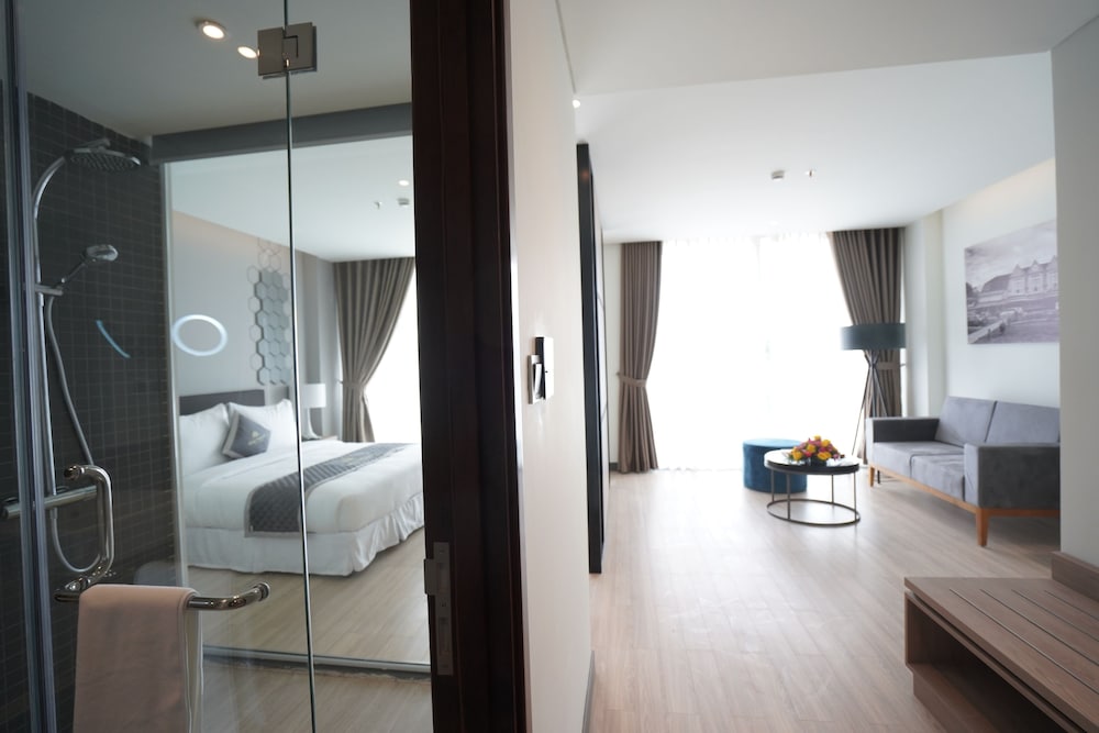 Premium Double Room with Free Herbal Foot Bath 15 mins photo 3