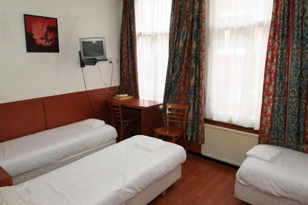 Standard Triple Room, 3 Twin Beds, Private Bathroom photo 2