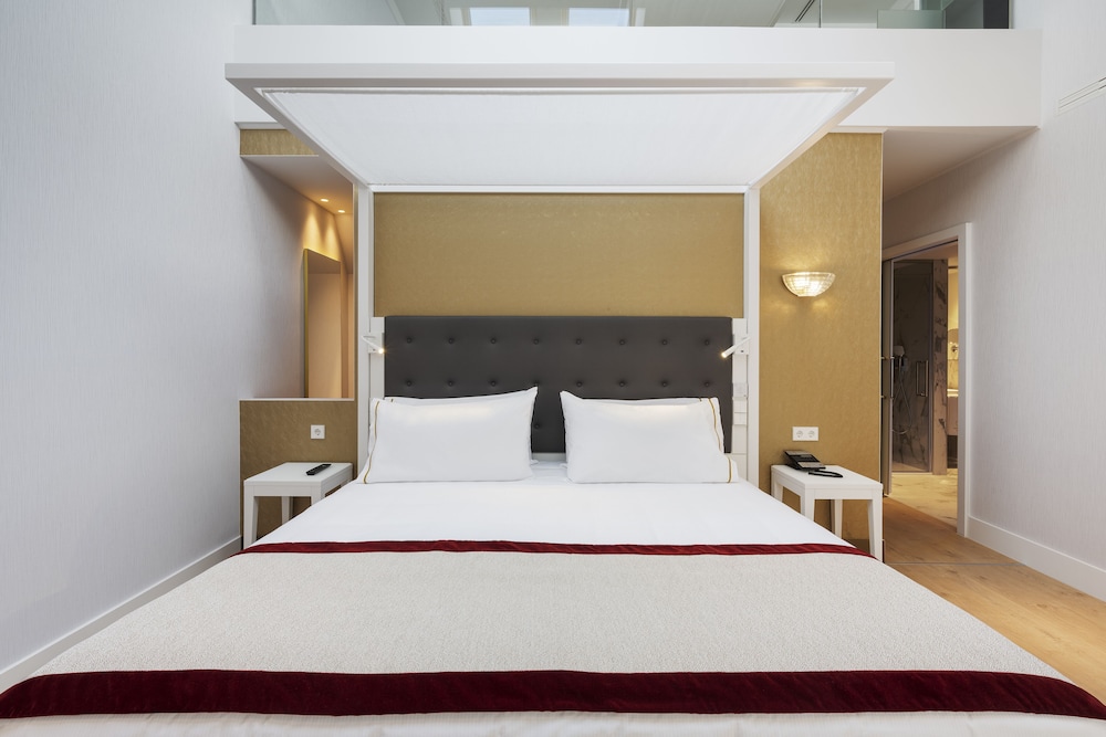 Duplex - Photo 1