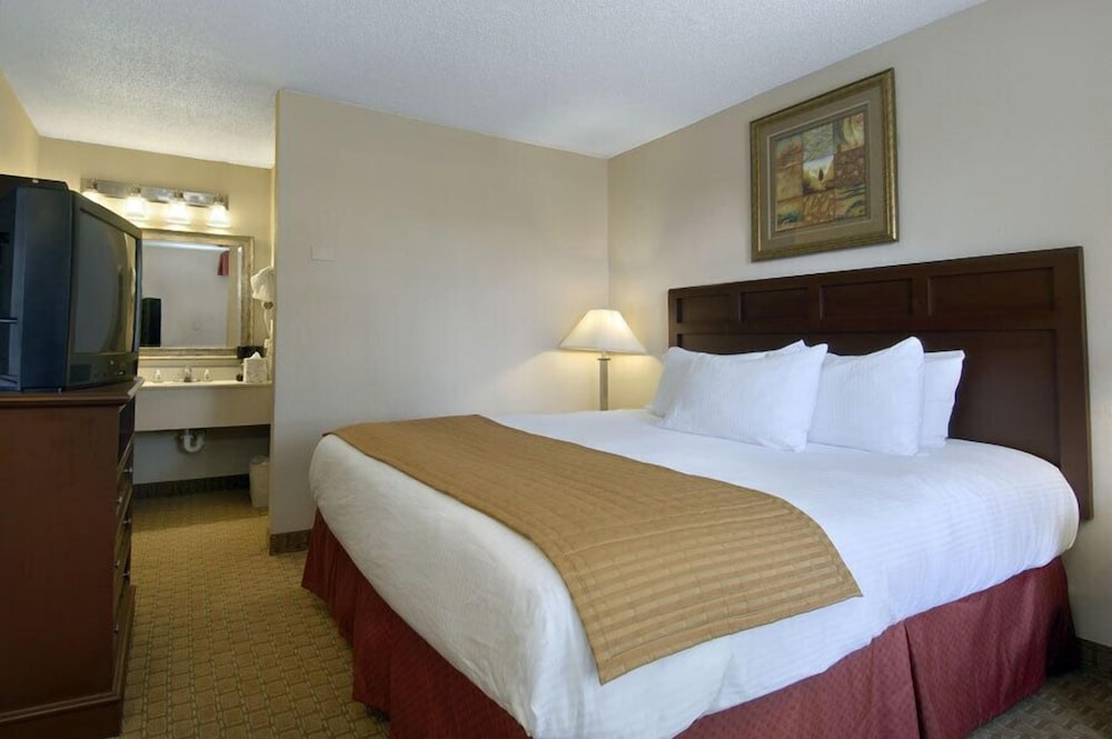 Room, 1 King Bed, Accessible, Non Smoking (Mobility) photo 2