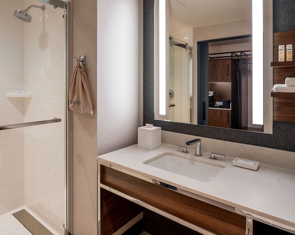 Deluxe Room, 2 Queen Beds (Capitol View) - Photo 9